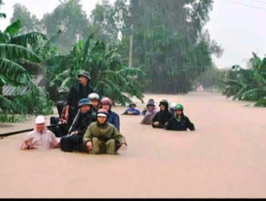 Chùm ảnh: Dân bám nóc nhà tránh lũ ở Quảng Bình - 4